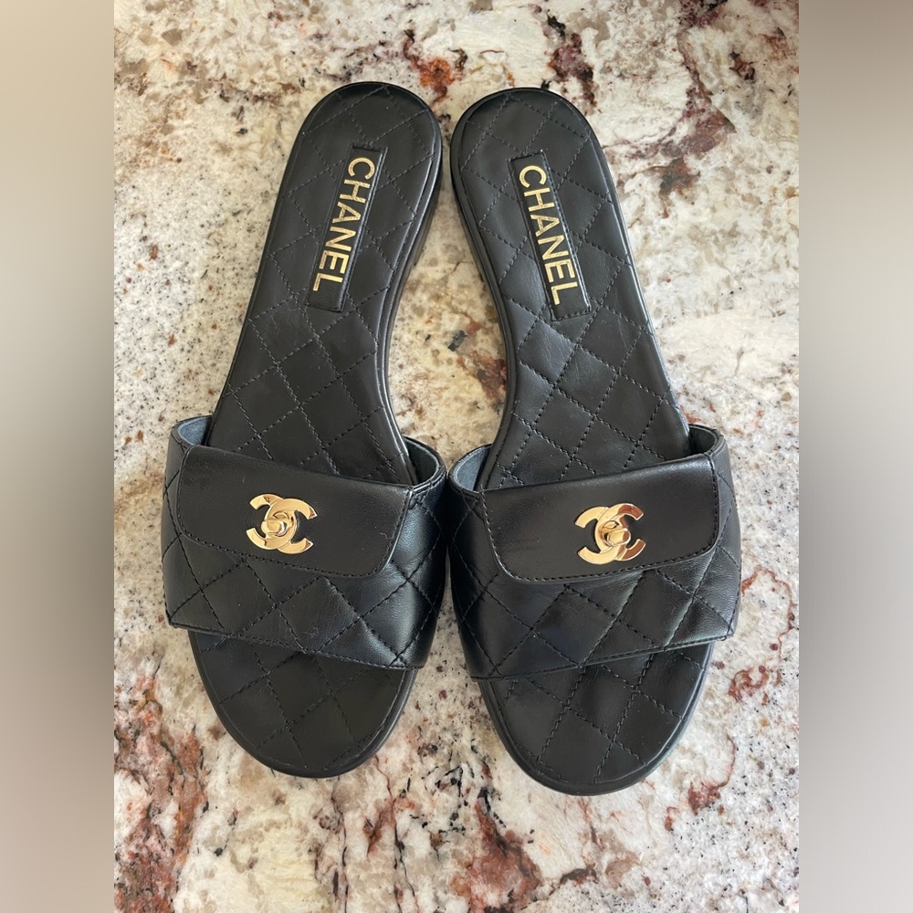 Chanel Turnlock Quilted Black Slides - Size EU 39 / US 8 - Excellent condition - Picture 16 of 16